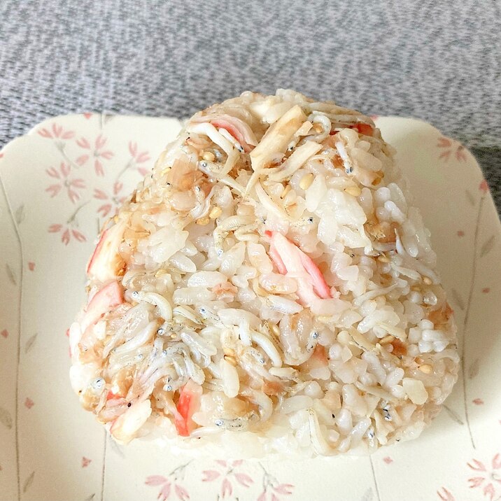カニカマとしらす干しの混ぜごはんおにぎり